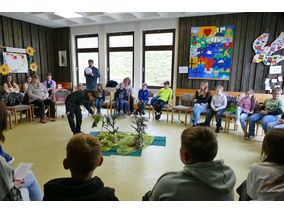 Kinderkarfreitagsliturgie im Gemeindezentrum (© Karl-Franz Thiede)